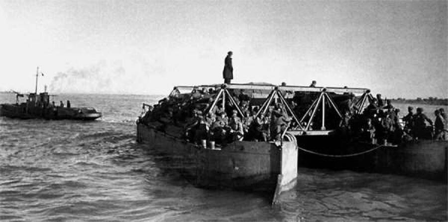 Баржи с подкреплениями на Волге в районе Сталинграда, осень 1942 года