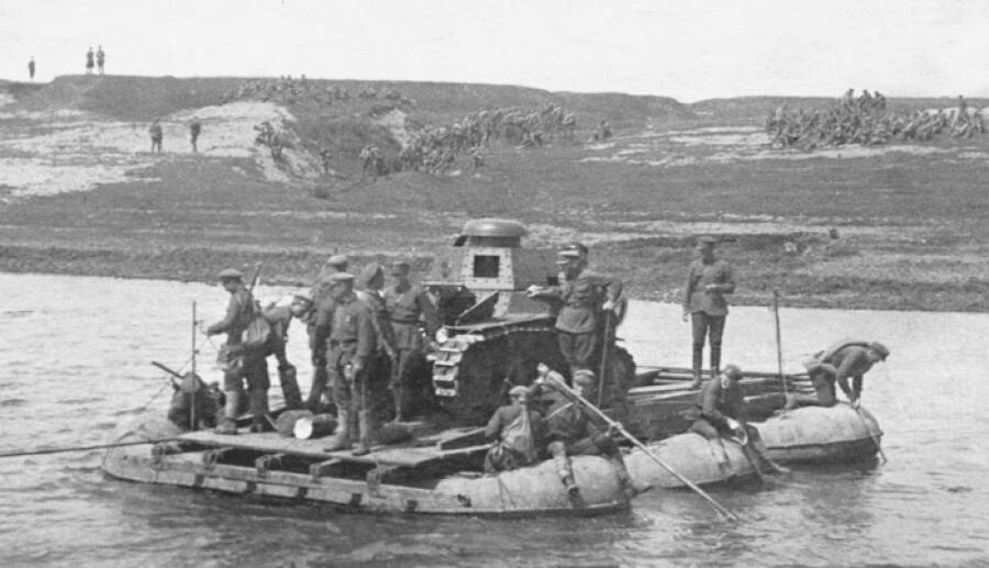 Переправа танка Т-18 на понтоне во время учений в Орловской области, начало 1930-х годов