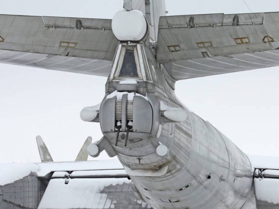 Кормовая пушечная установка с пушками АМ-23 на самолете Ту-142М3