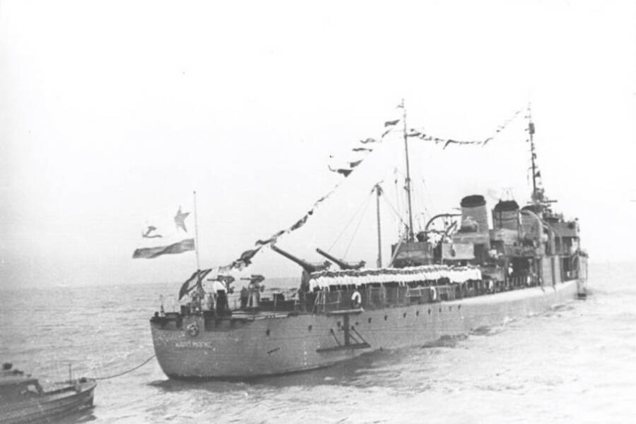 Эскадренный миноносец «Карл Маркс» на Неве в День ВМФ, 24 июля 1939 года