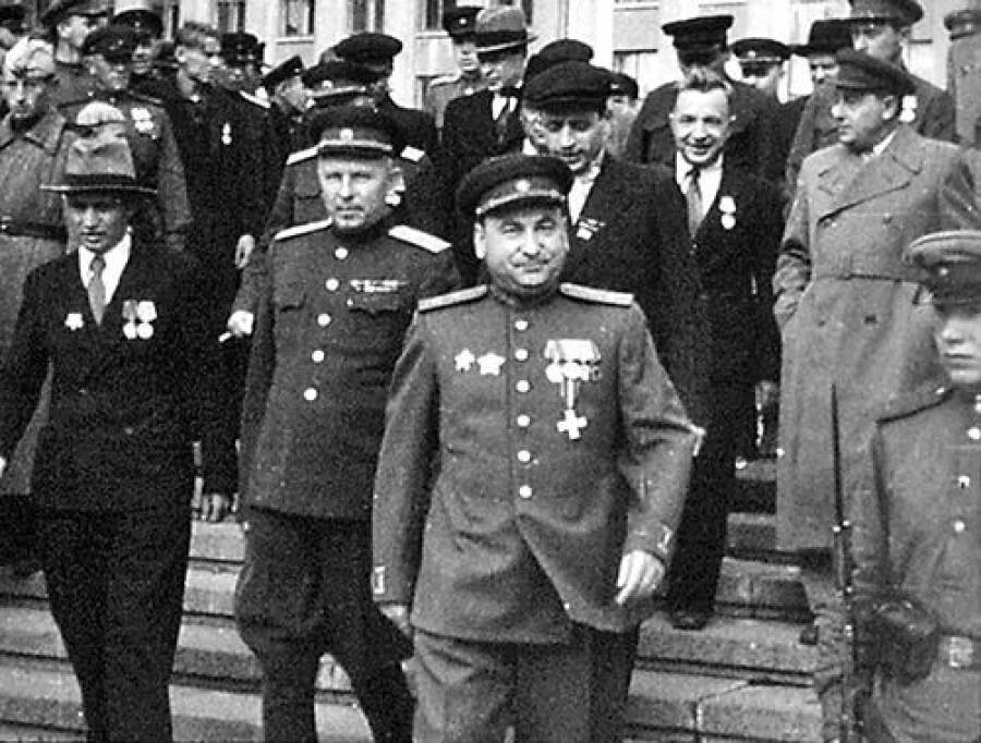 Пантелеймон Пономаренко (на первом плане) у Дома Правительства
