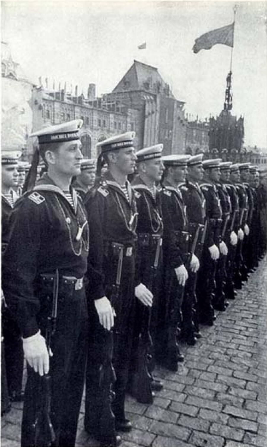 Парадный строй курсантов Высшего военно-морского училища им. Фрунзе на Красной площади. На груди стоящих в первом ряду — боцманские дудки. 1 мая 1959 года