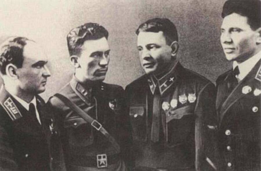 Летчики-добровольцы, воевавшие в Китае. Справа налево: Алексей Благовещенский, Андрей Рытов, Павел Рычагов, Федор Полынин
