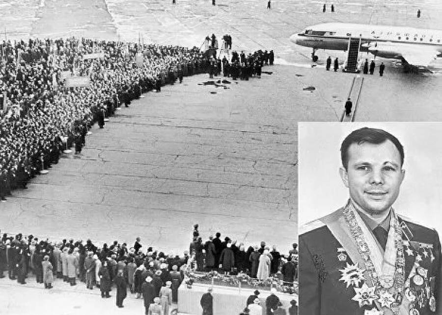 Первый космонавт мира Юрий Гагарин во время торжественной встречи в аэропорту Внуково