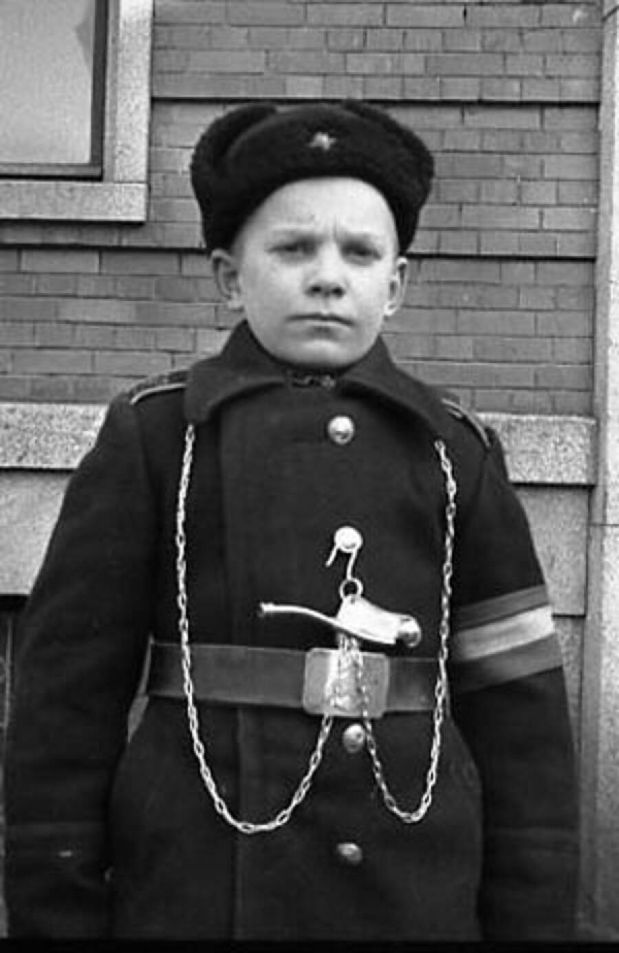 Дневальный, воспитанник нахимовского училища, в зимней форме одежды. По действующим правилам, дудка зацеплена за вторую пуговицу на шинели