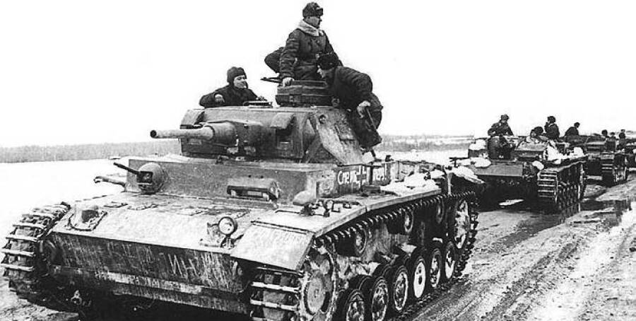 Колонна восстановленной трофейной техники 1942 г.