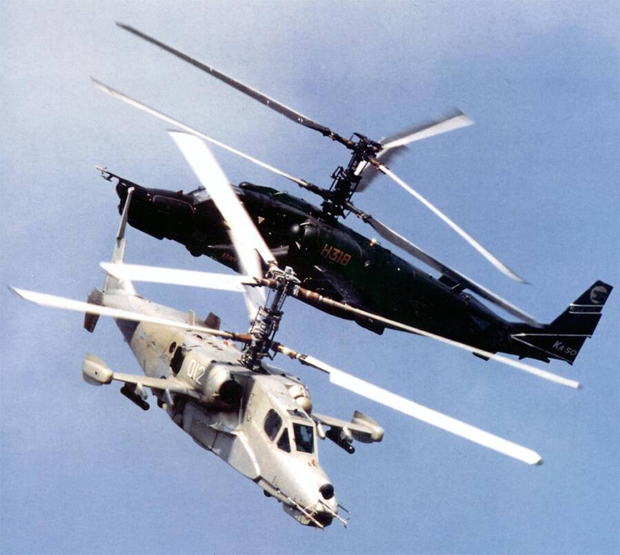 Совместный полет второго опытного В-80 (на переднем плане) и опытного Ка-50