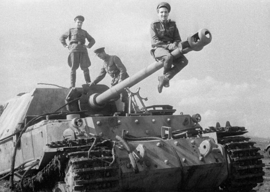 Корреспондент К. М. Симонов на стволе немецкой САУ «Фердинанд», подбитой на Курской дуге