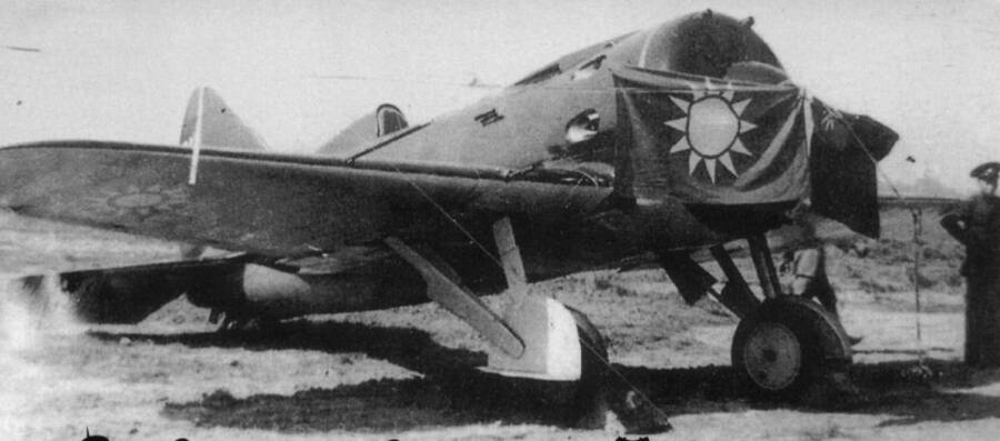 Советский истребитель И-16 с опознавательными знаками китайской армии