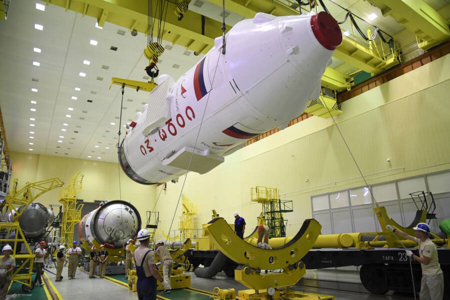 Ракета с кораблем «Союз МС-14» готовится к сборке, наши дни