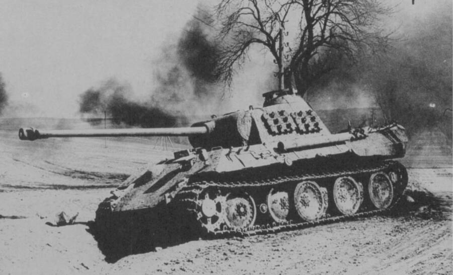 Немецкий танк Pz.Kpfw. V «Пантера», подбитый расчетом гвардии старшего сержанта Парфенова. Окраина Харькова, август 1943 года