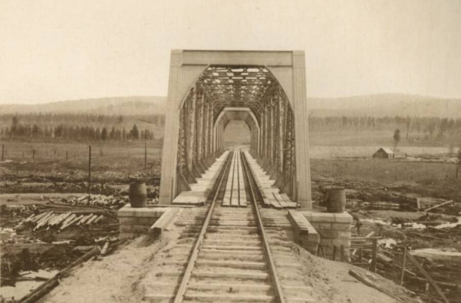 Мост через реку Нижнее Олонгро на Амурской железной дороге.  1908-1914 гг.