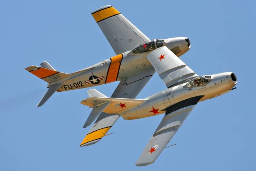 Самые известные противники Корейской войны в воздухе в одном строю. F-86 и МиГ-15