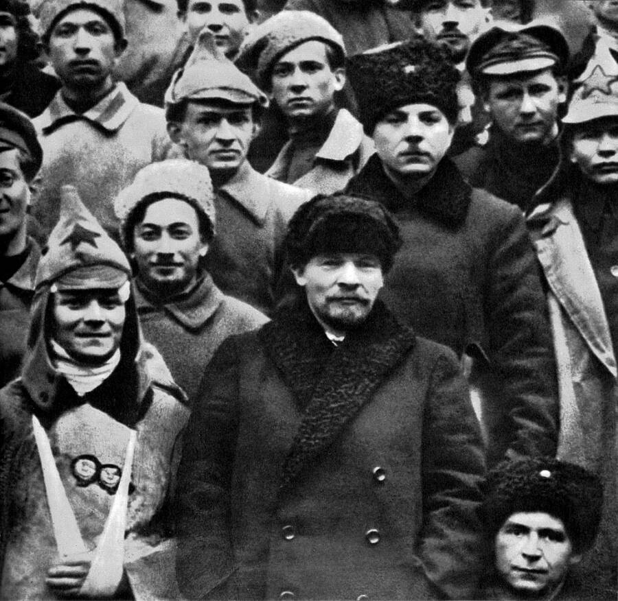 В. Ленин и К. Ворошилов среди делегатов X съезда, участвовавших в подавлении восстания (март 1921). С подвязанной рукой — адъютант К. Ворошилова Рафаил Хмельницкий. Троцкий, стоявший справа, вырезан