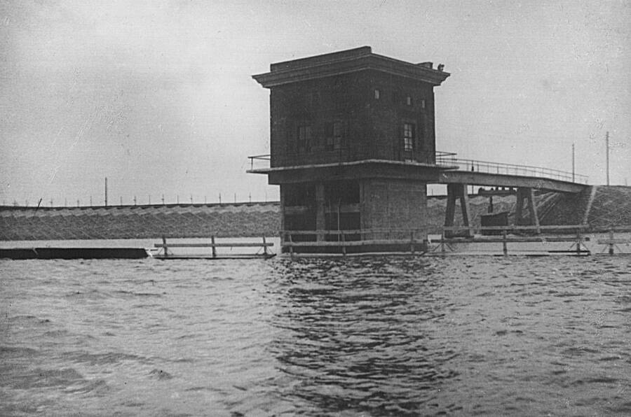 Башня донного водоспуска