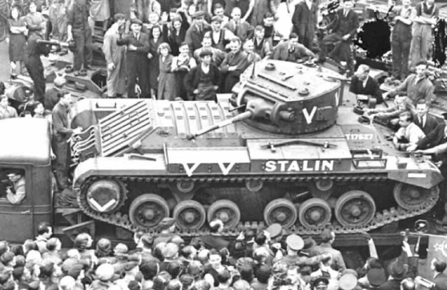 Рис. 2. Танк британского производства «Валентайн» перед отправкой в СССР