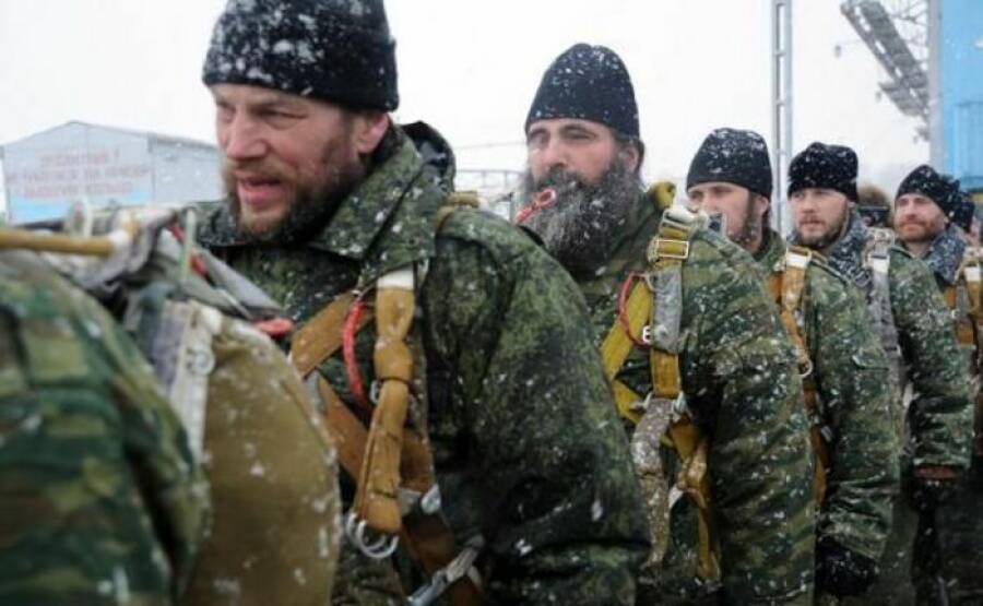 Полковые священники ВДВ готовятся к зимним прыжкам