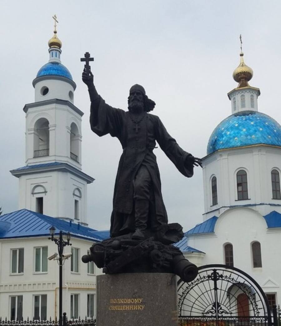 Монумент «Полковому священнику», установленный РВИО в Малоярославце