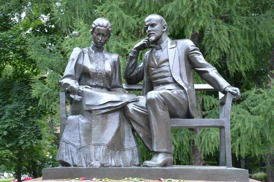 Памятник В.И. Ленину и Н.К. Крупской на пересечении Ленинского Проспекта и улицы Крупской в Москве, Олег Комов, 1989 год.