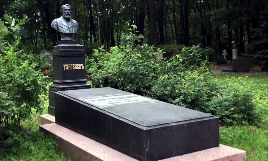 Могила И.С. Тургенева на Литераторских мостках Волковского кладбища в Санкт-Петербурге. 