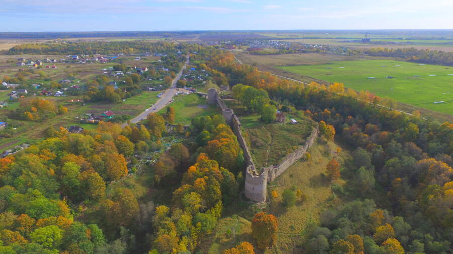 Современная панорама Копорской крепости. 