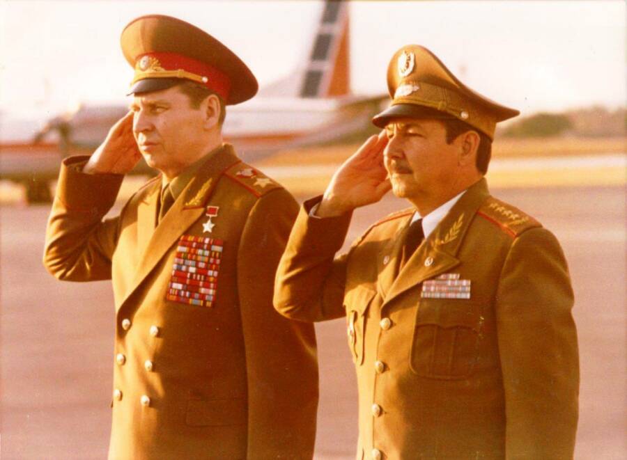 Маршал Огарков во время визита на Кубу рядом с Раулем Кастро.