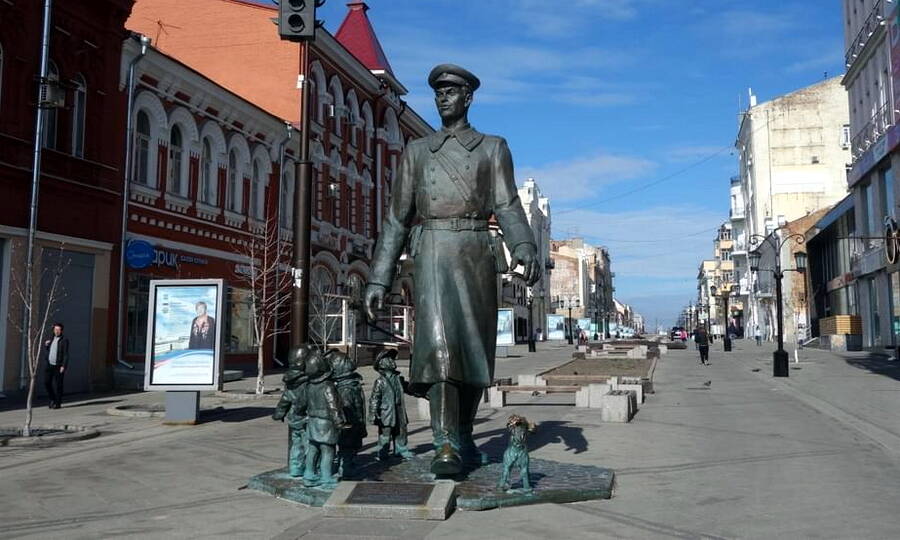 Памятник Дяде Стёпе, установленный в центре Самары. Скульптор З.К. Церетели, 2015 год. 