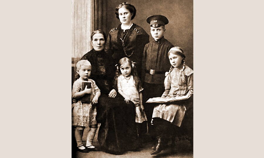 10-летний ученик реального училища Аркадий Голиков с матерью, тёткой и сёстрами. 