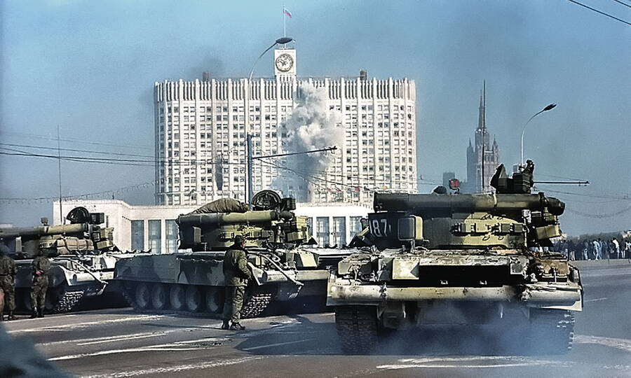  Танки расстреливают «Белый дом», 4 октября 1993 года.
