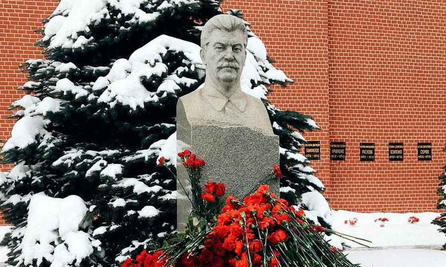  Памятник на могиле И.В. Сталина у Кремлёвской стены. 