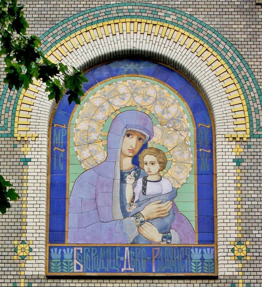  Майоликовое панно «Богоматерь с младенцем». 1904 год. 