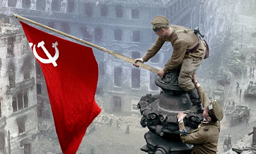 Красное знамя Победы над Рейхстагом, 2 мая 1945 года. Фото Е. Халдея, колоризация Ольги Ширниной. 