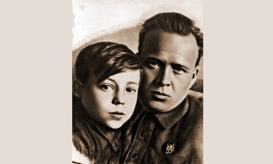 Аркадий Гайдар с сыном Тимуром, весна 1939 года.