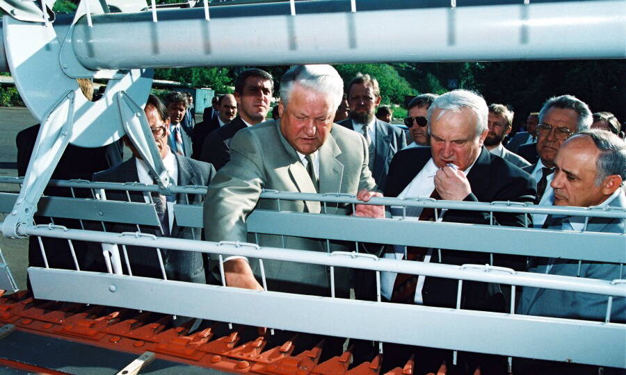 Визит Бориса Ельцина на Красноярский завод комбайнов, 1994 год.