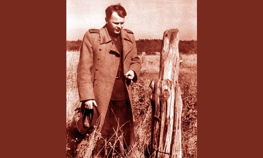 Вероятно, самое известное фото А.Т. Твардовского, сделанное осенью 1943 года в родных местах после освобождения Смоленщины.