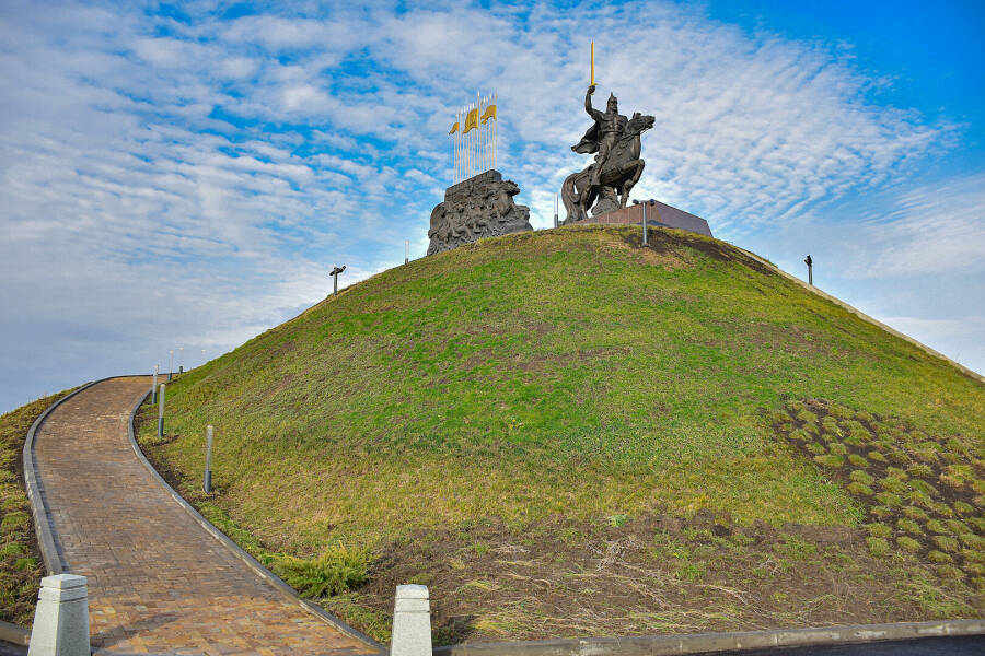 Памятник князю Игорю Святославичу.