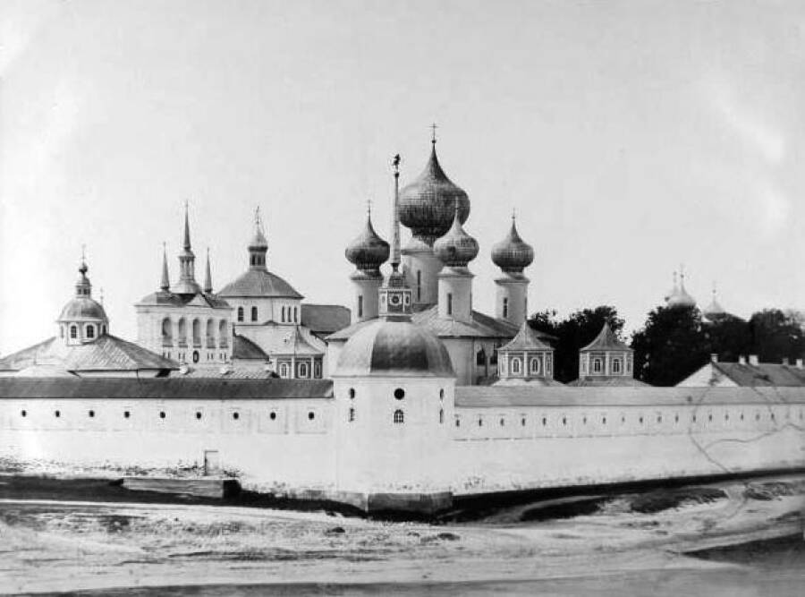 Стена Тихвинского монастыря.