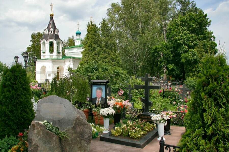  Могила Фёдорова в селе Рождественно.
