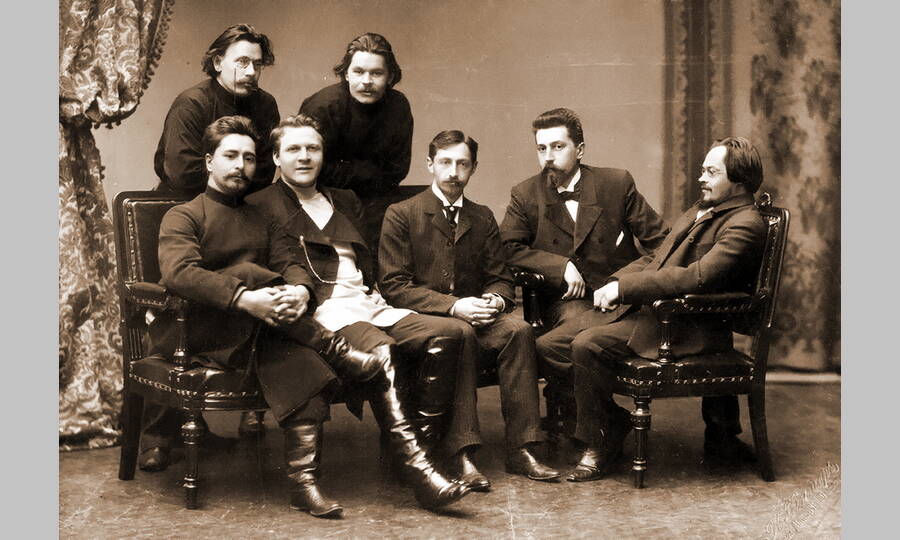 Леонид Андреев среди членов литературного общества «Среды», 1902 год. Сидят: Л.Н. Андреев, Ф.И. Шаляпин, И.А. Бунин, Н.Д. Телешов, Е.Н. Чириков. Стоят: С.Г. Петров (Скиталец), А.М. Горький. 
