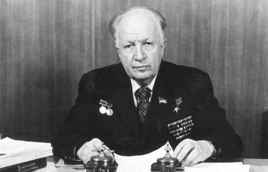   Министр здравоохранения СССР Борис Петровский. 