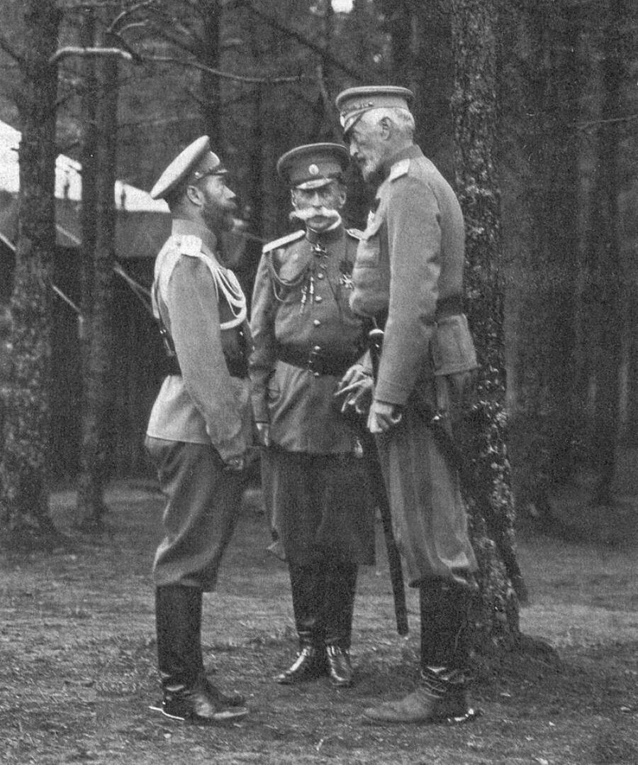  Николай II, министр Фредерикс и великий князь Николай Николаевич в Ставке. Сентябрь 1914 г. 
