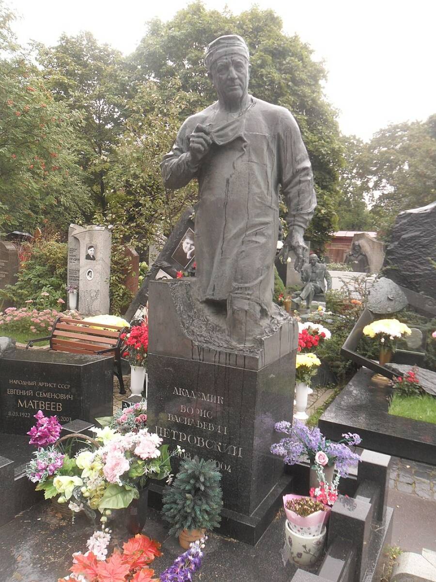 Могила Петровского на Новодевичьем кладбище Москвы. 