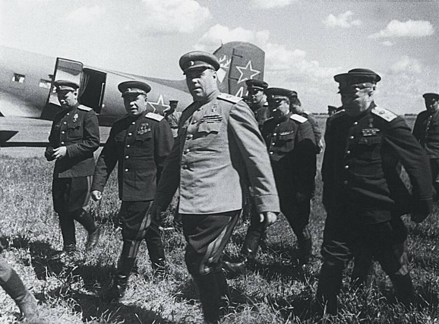  Василевский на взлётном поле. 