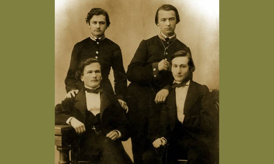 Выпускник гимназии Илья Мечников (справа внизу) с товарищами по учёбе, 1862 год.