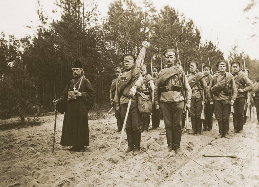 Рядом со знаменем — иеромонах Амвросий (Матвеев). 1915 г. 