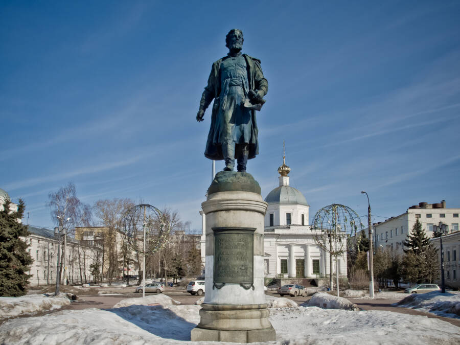 Памятник Афанасию Никитину в Твери. 