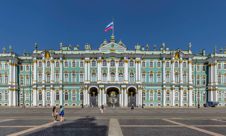 Центральная часть южного фасада Зимнего дворца в Санкт-Петербурге «© Алексей Фёдоров, Wikimedia Commons» CC BY-SA 4.0