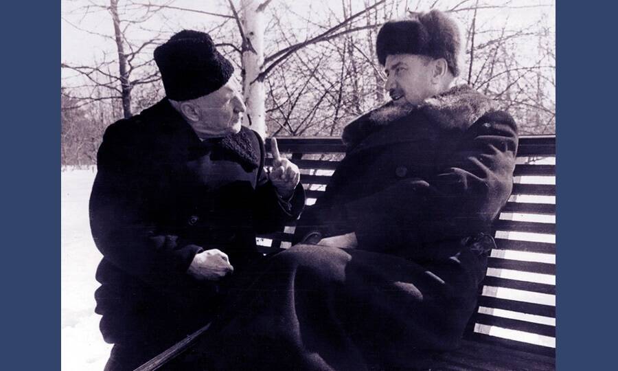 Дискуссия в неформальной обстановке: академики И.Е. Тамм и И.В. Курчатов. 