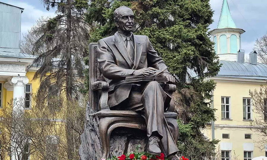 Академик Н.Н. Семёнов удостоился нескольких монументальных памятников. Последний из них открыт в Москве у здания ИХФ РАН. Скульптор С.А. Щербаков, 2022 год.