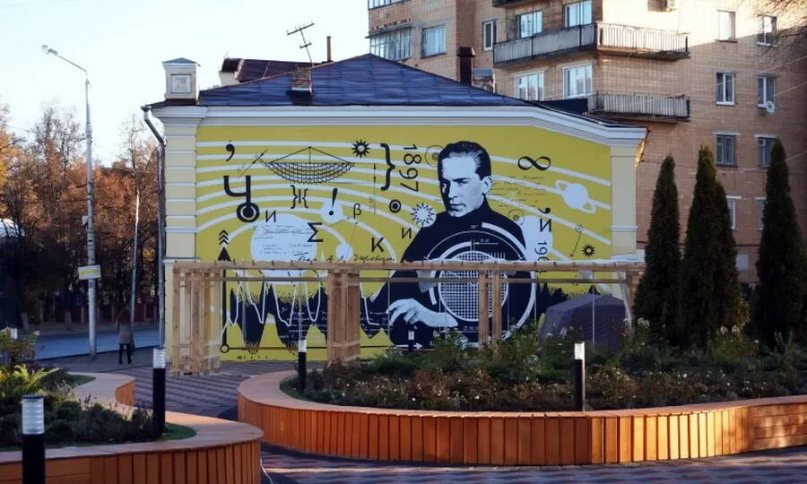 Граффити, посвященное А.Л. Чижевскому, появилось в сквере в центре Калуги в 2019 году. 
